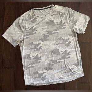 DSG short-sleeve, white and gray camouflage print, performance t-shirt size XL